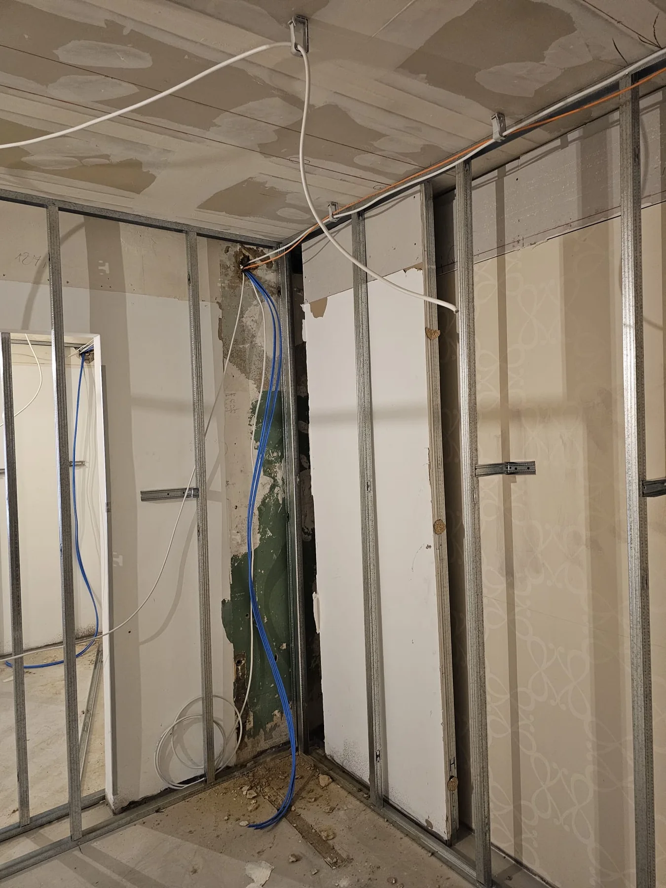 Przewody instalacji elektrycznej prowadzone w konstrukcji ścian