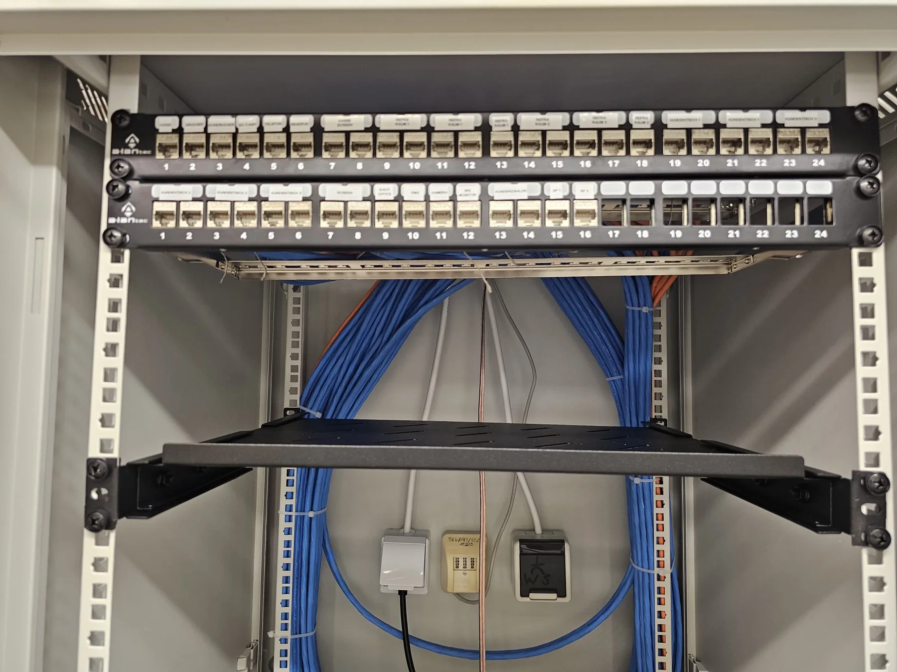 Szafa teletechniczna z patch panelem i uporządkowanym okablowaniem