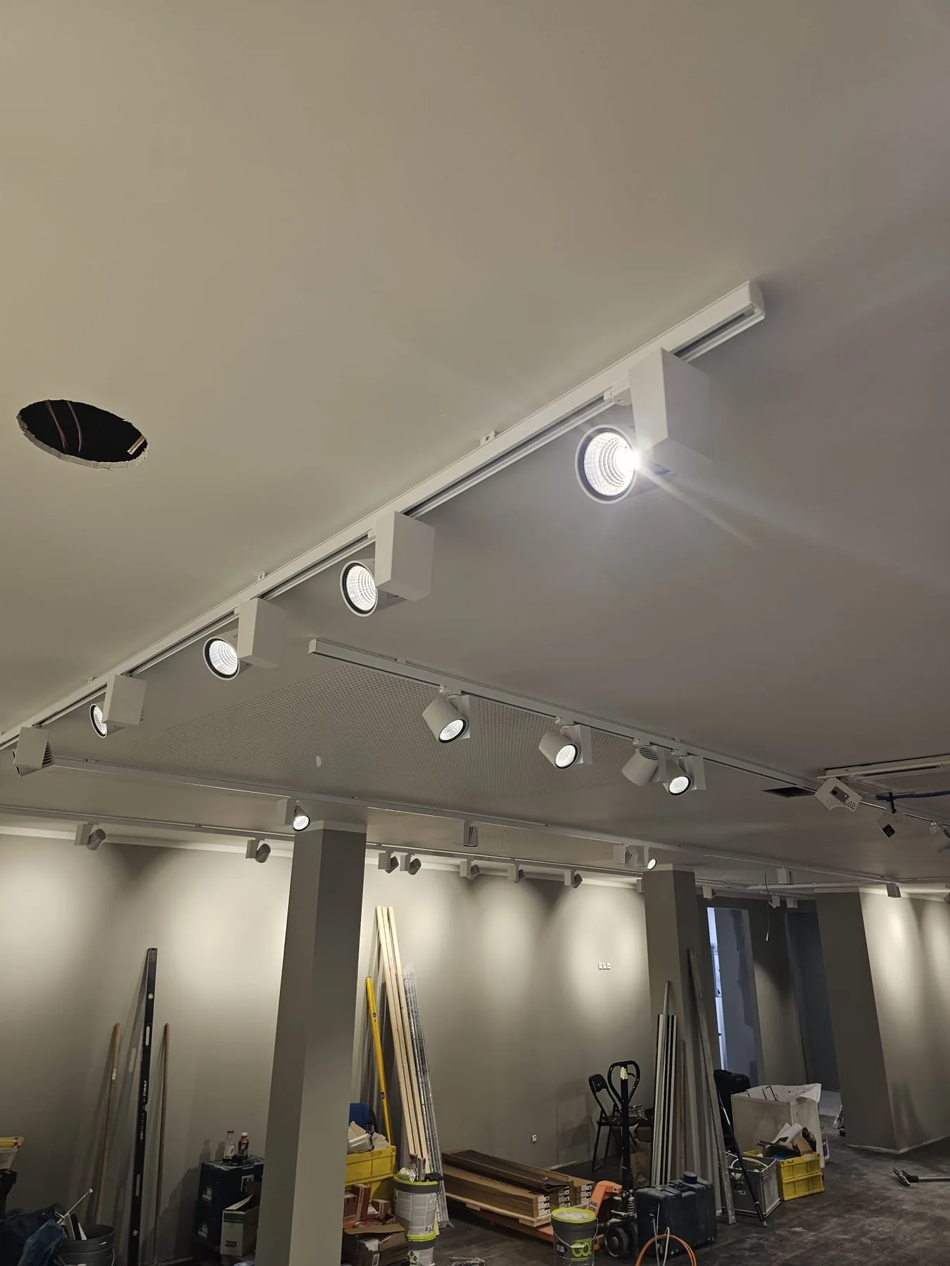Gotowy system oświetlenia szynowego wykonany przez InstalCore